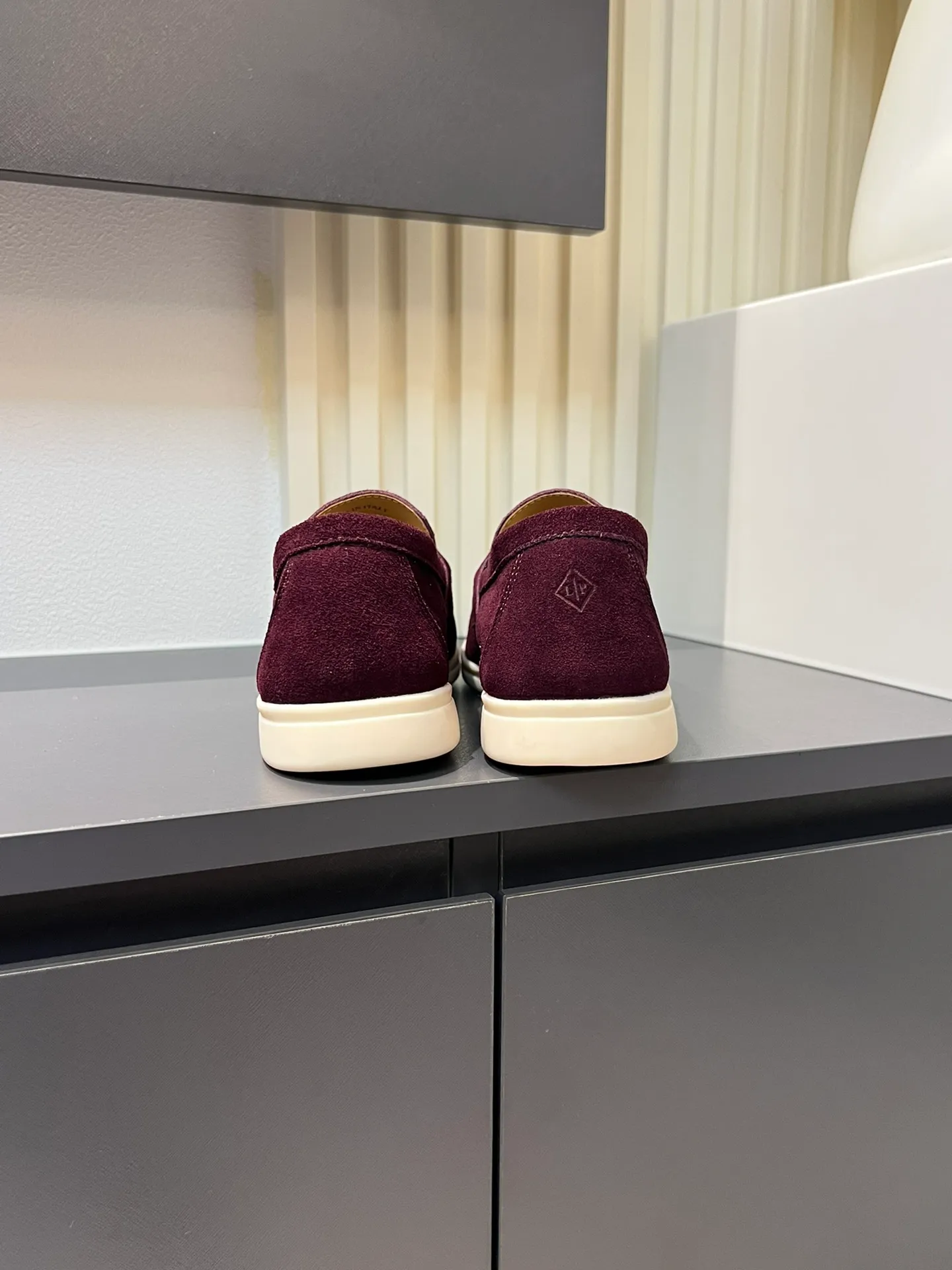 Men's shoes 💰p360 "Loro men's shoes 💰pian'*" Classic L men's shoes for couples 💰p Top version British flat loafers, a must-have item in old money style, the minimalist design is eye-catching and durable, a plus point for dressing The soft foot feel and texture are outstanding. They don’t scratch your feet and are very nice. They are matched with soft and waxy soles. They can be worn daily for a long time without getting tired. They are easy to wear, versatile and classic items, with perfect foot feel and texture! Imported cashmere fabric, the lining is made of imported A-grade water-dyed cow lining, the top version of the genuine leather midsole is sewn with pure handmade mark thread! Size: Female 35-40 (34. Customized) Male 38-44 (45.46. Customized)
